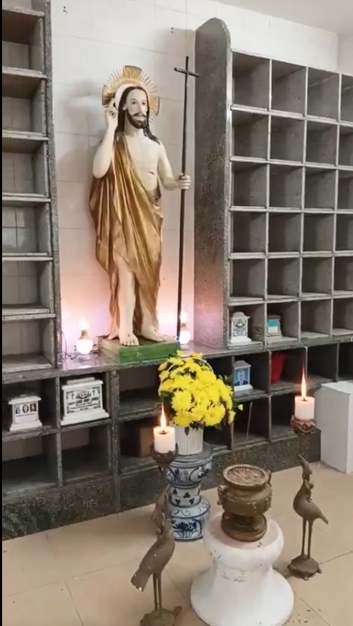 Cầu cho các cha anh đã qua đời tai nhà Hài Cốt.